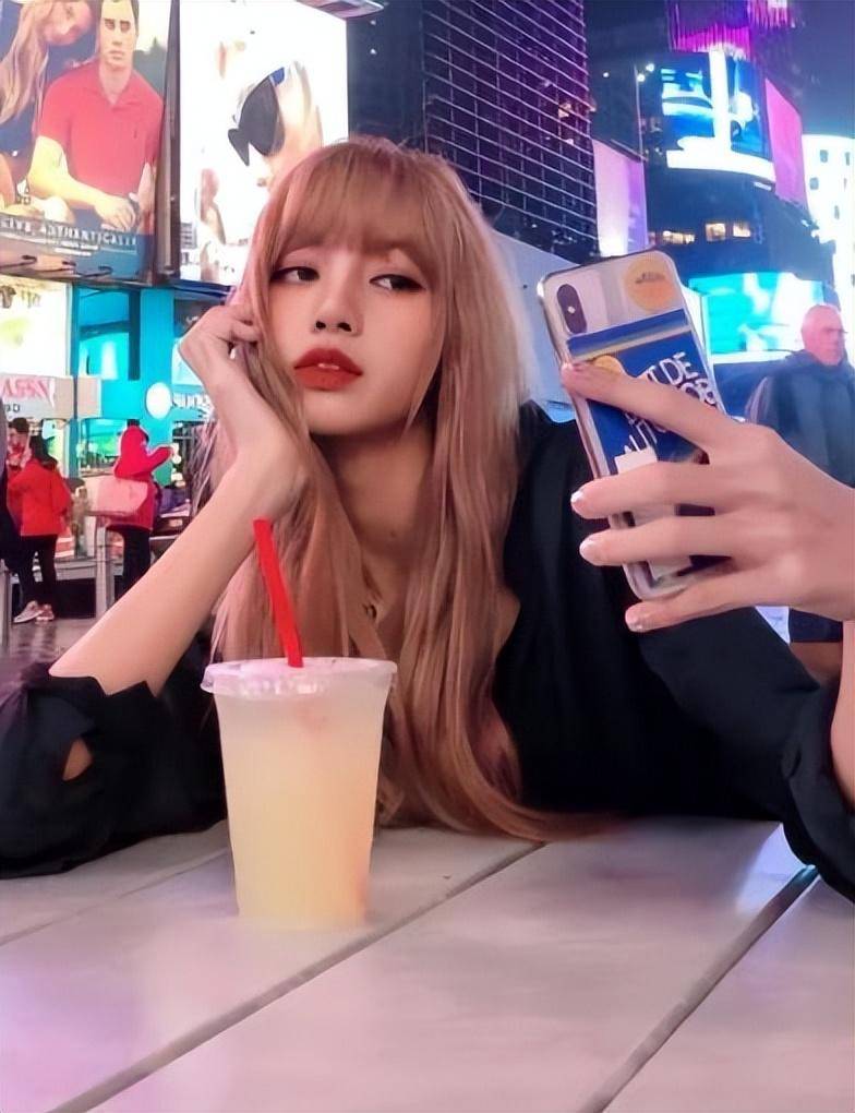 lisa晒墨镜碎花裙四连拍,性感"深v"抢镜,网友:美晕了_照片_明星_领口