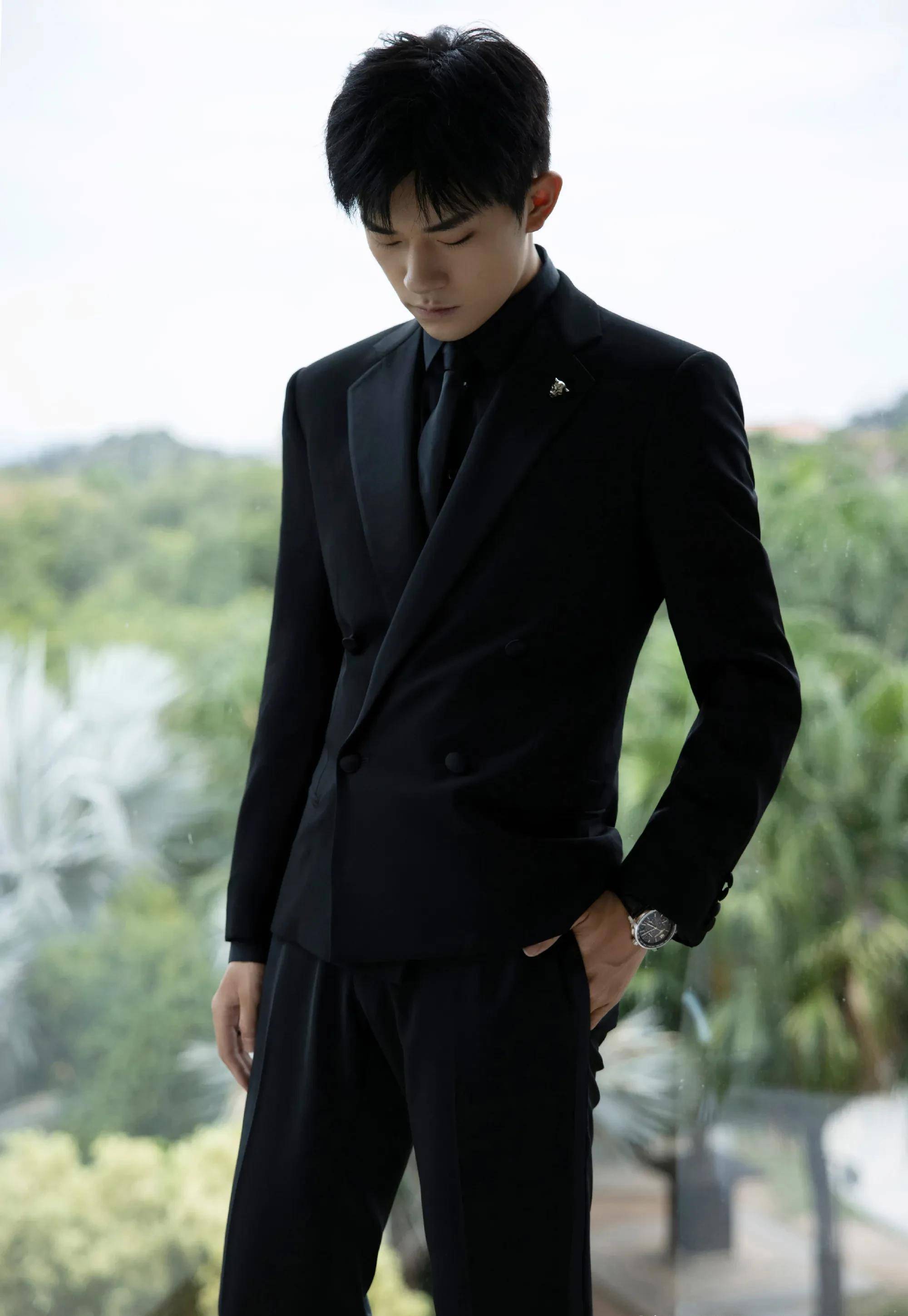 王俊凯穿黑色西装图片图片