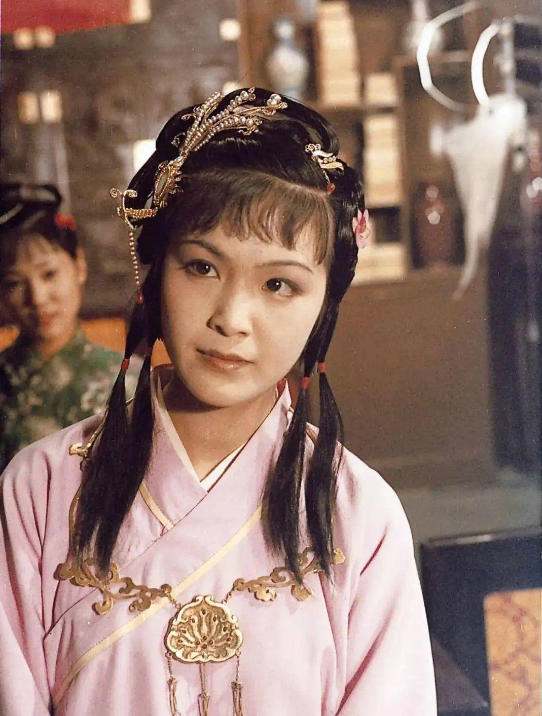 87版《红楼梦》中零差评女孩邢岫烟,扮演者李伊气质接近林黛玉_贾迎春