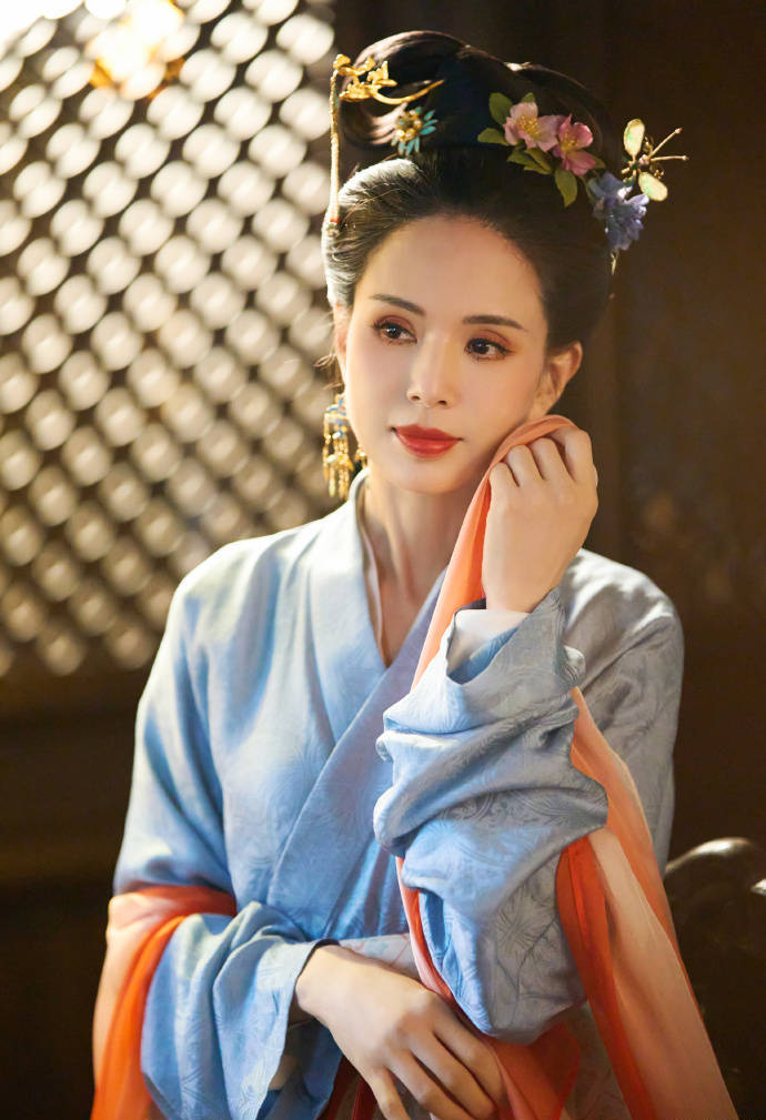 李若彤晒宋代仕女图仿妆写真 手持团扇妆容华丽-搜狐大视野-搜狐新闻
