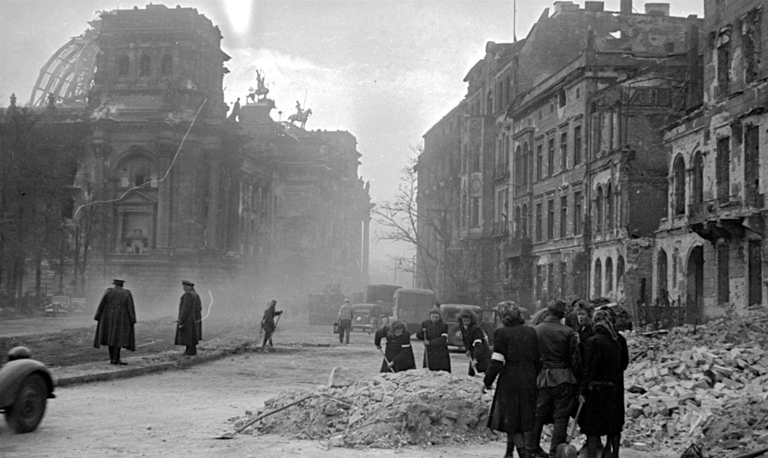 “丘吉尔”德国投降后丘吉尔视察柏林的场景：满目疮痍，丘吉尔摆出胜利手势