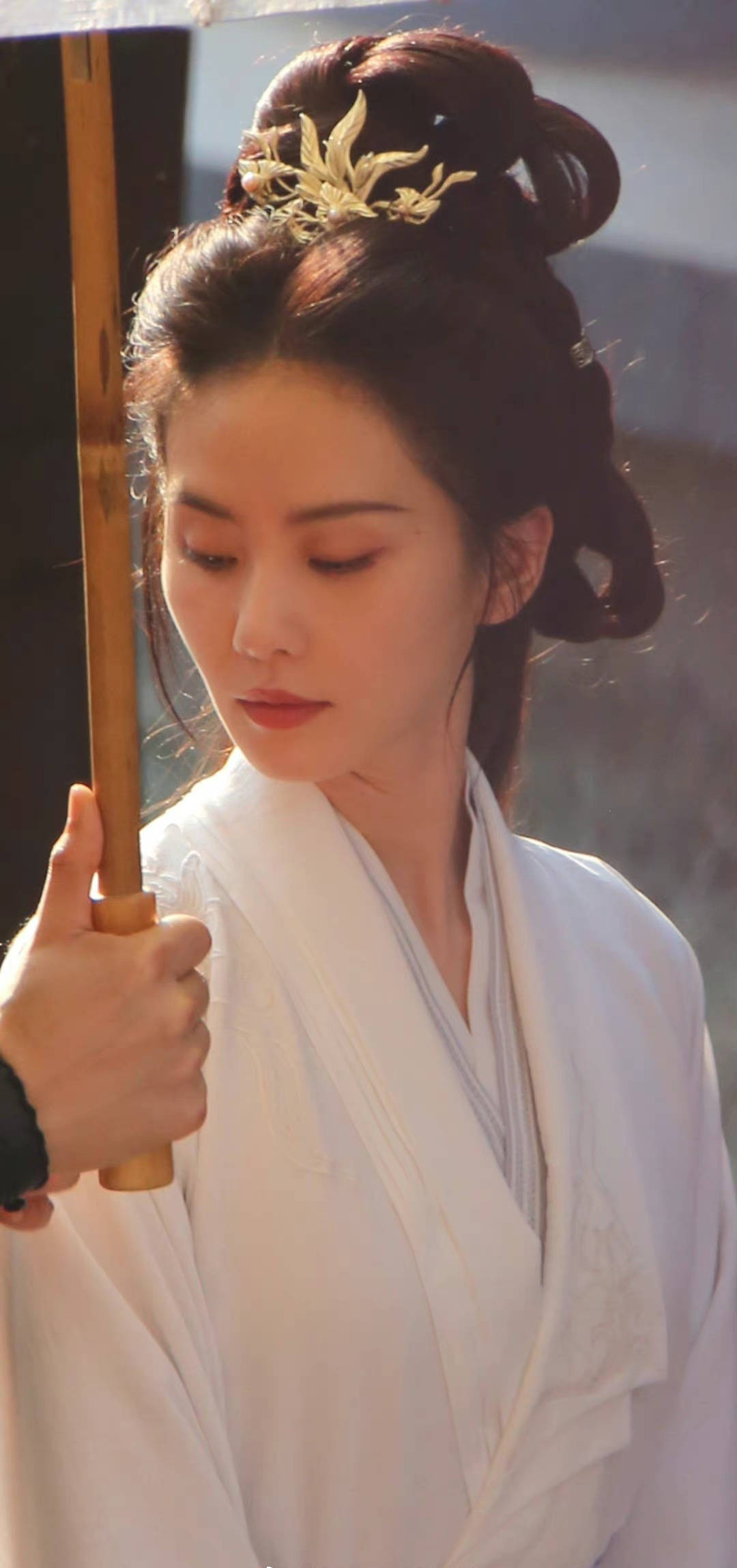 刘诗诗横店拍剧路透照 一袭白衣温婉动人-搜狐大视野-搜狐新闻