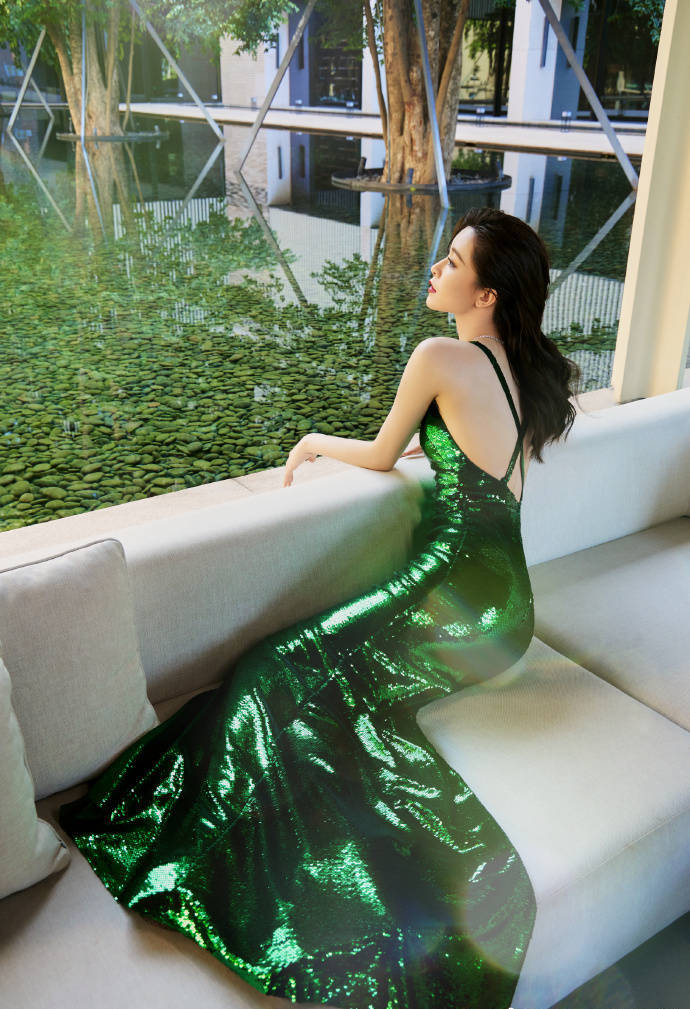 文咏珊金鸡奖闭幕式造型曝光 穿深v亮片裙秀好身材-搜狐大视野-搜狐