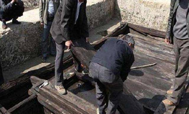 “专家”内蒙古挖出血棺，考古人员揭开女尸面纱后，大喊：赶紧撤退！