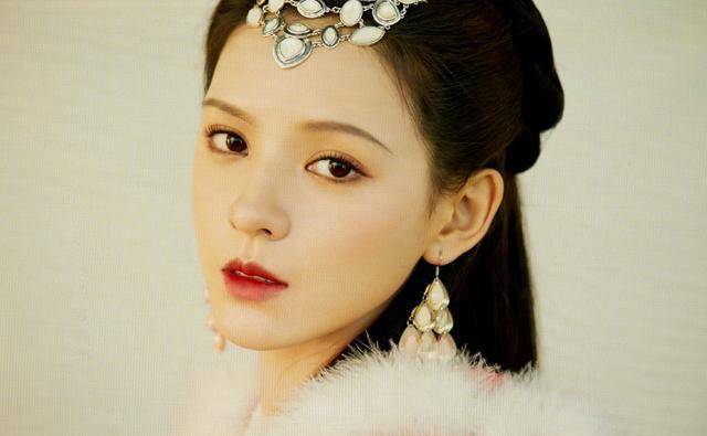 张予曦cos王昭君,王霏霏的行李箱像黑洞,周杰伦胖了_周董_红色_老婆