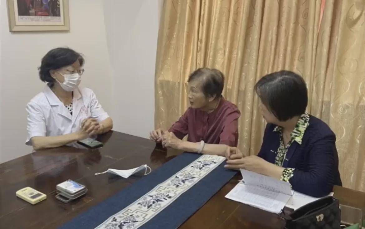 王劲松母亲因新冠去世，93岁父亲已高烧4天，仍不忘呼吁关注老人
