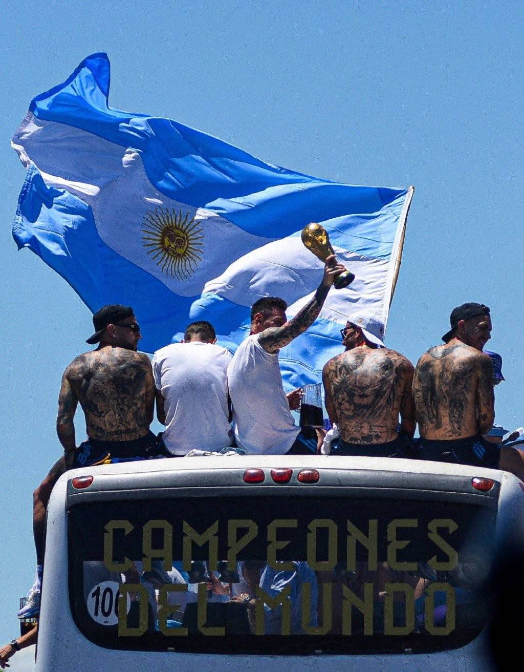 悲剧了！阿根廷夺冠游行6人重伤，400万人欢庆，球迷暴动，警方严打