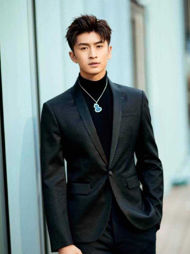 张云龙和张彬彬同样穿西装,还是张云龙阳光一点!_男生_年龄_气质