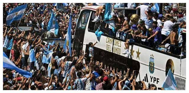 球迷太疯狂！阿根廷队担心安全问题提前结束巡游，梅西和迪玛利亚一起回家乡