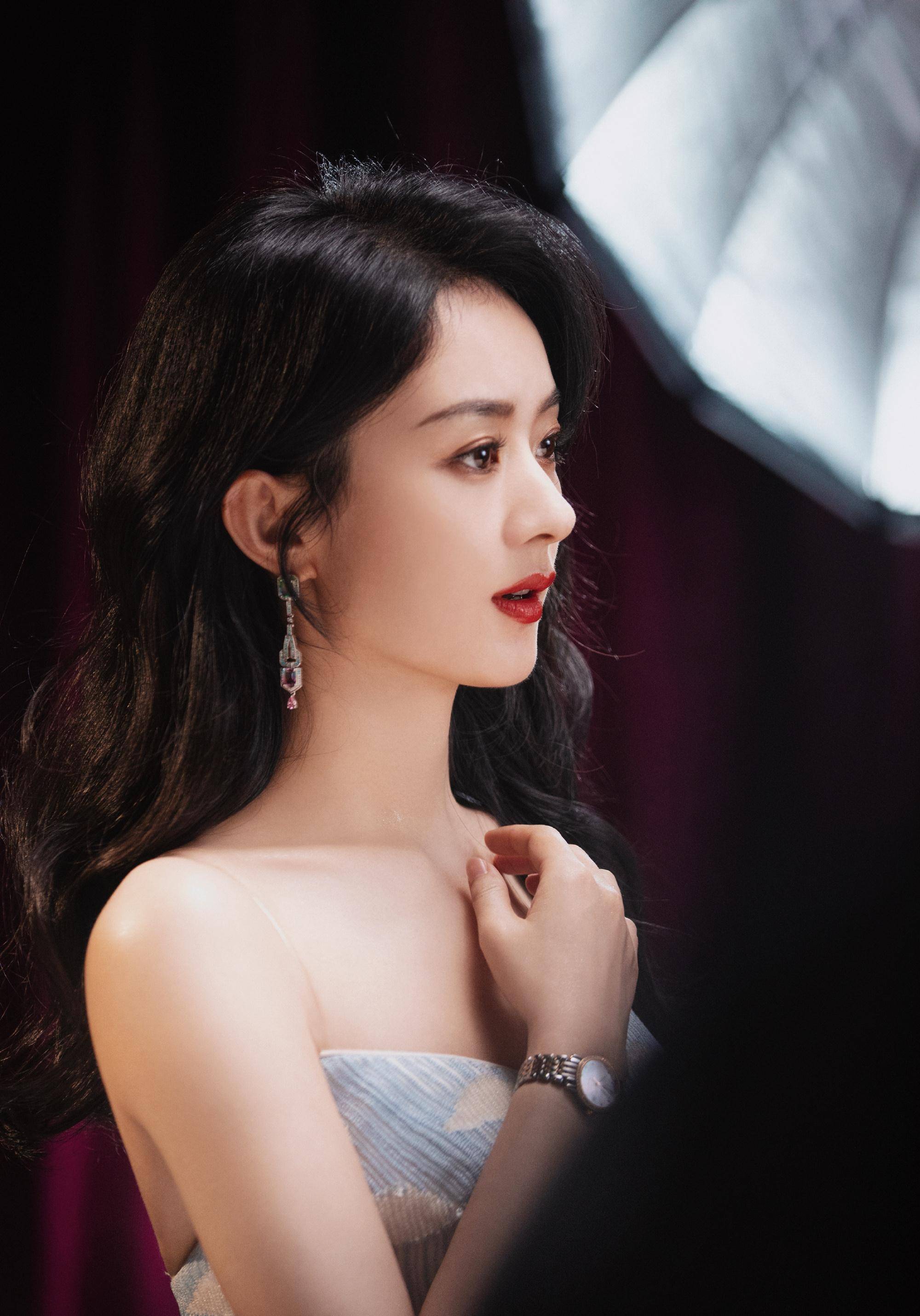 赵丽颖最新造型,身穿蓝色云朵高定礼裙,尽显优雅大方的迷人气质_颖宝