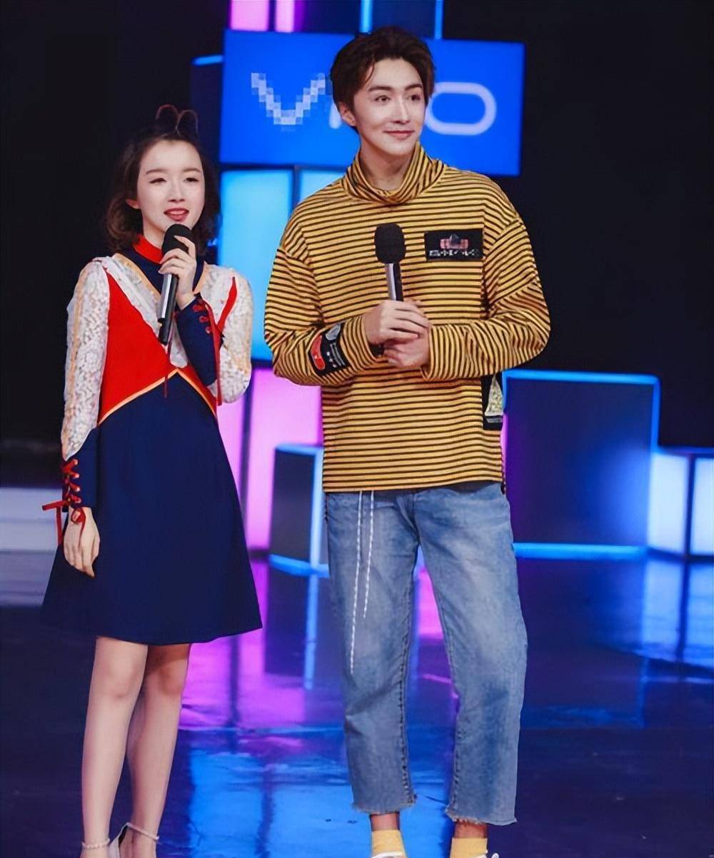 李浩菲的实际身高,大家总是感觉不到,跟她的整体穿搭有很大的关系