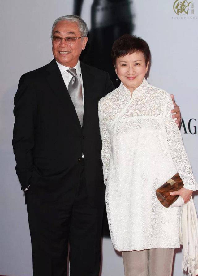 郑佩佩女儿晒旧照悼念曾江,感谢对方提携照顾,两家人相识很多年_焦姣