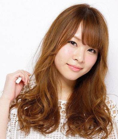 时尚看点:中长发型也十分适合圆脸脸型的一款发型之一,而这款中长发