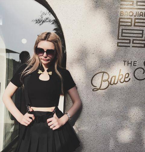 周扬青穿衣真时尚,穿半身旗袍,尽显女神气息_黑色_衣服_裙子