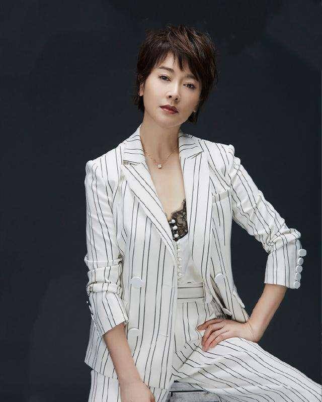 我们可以看到左小青的这一身西装套装,一头利落的短发搭上竖纹衣服