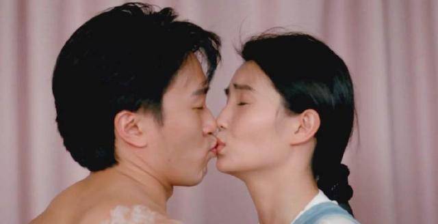 周星驰56岁仍然单身,梁朝伟56岁膝下无子,他56岁一儿一女最幸福