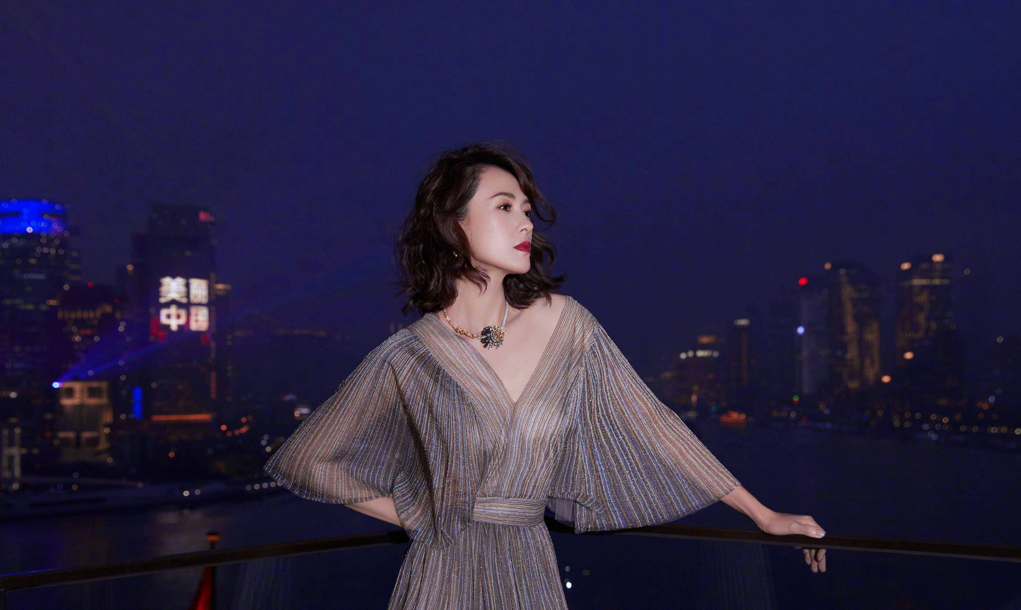 章子怡上海东方明珠写真,黑色深v连衣裙,袖子是渔网的好特别_长裙