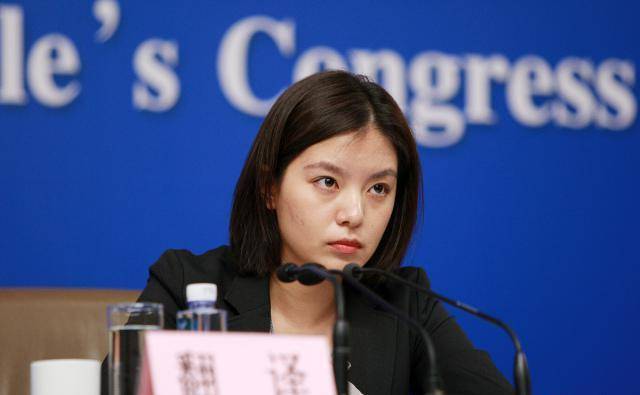 外交部"女神"走红,颜值与智慧并存,曾用一句翻译获满堂彩_张璐_翻译官