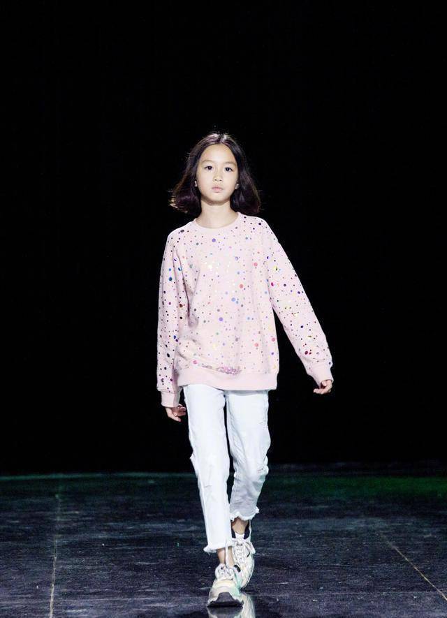 钟丽缇小女儿走秀,虽没妈妈长得美,但从容淡定气场不输妈!