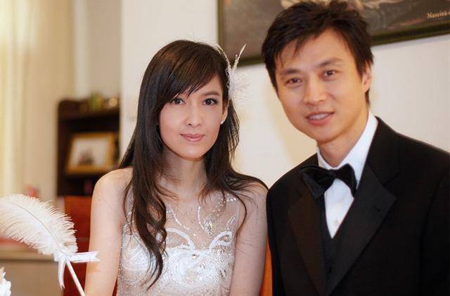 周慧敏黄凯芹久违同框,亲密依偎关系好,男方曾被曝暗恋女方多年_生活