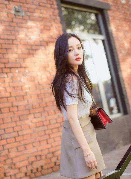 李小璐一身简单的红白相间衬衣,下身搭配的是英伦风西装裙,短款的半身