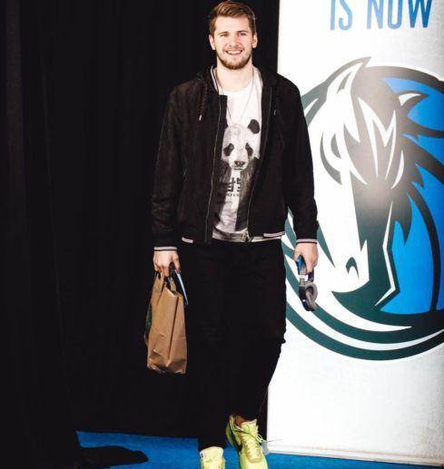 布克乔治的飒爽西装不输小鲜肉,东契奇像18岁高中生_效力_美国_金州