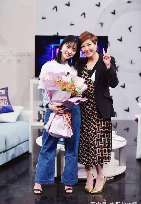 沈月在短袖里配衬衫,下搭高腰裤和高跟鞋,和李静同框无身高差!