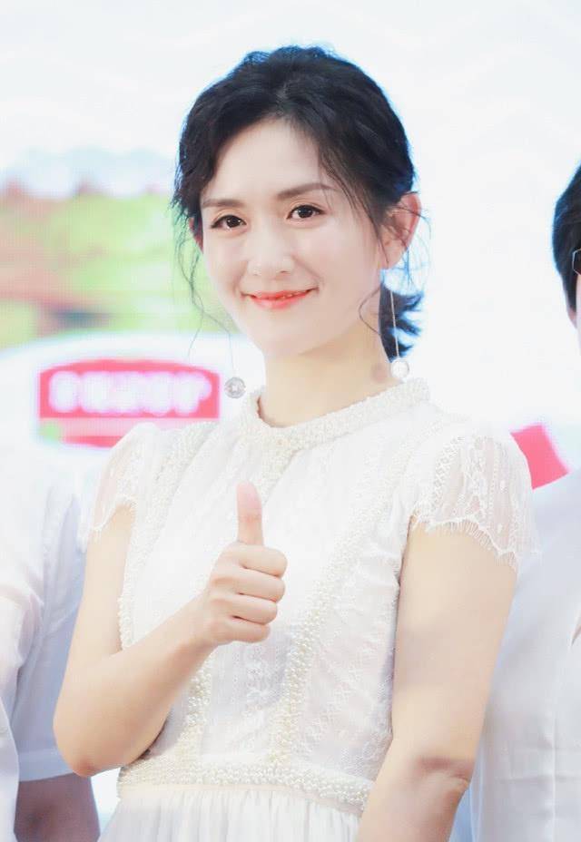 谢娜出席活动卖萌似少女,瘦了很多尖下巴抢镜_镜头_嘴巴_仙女