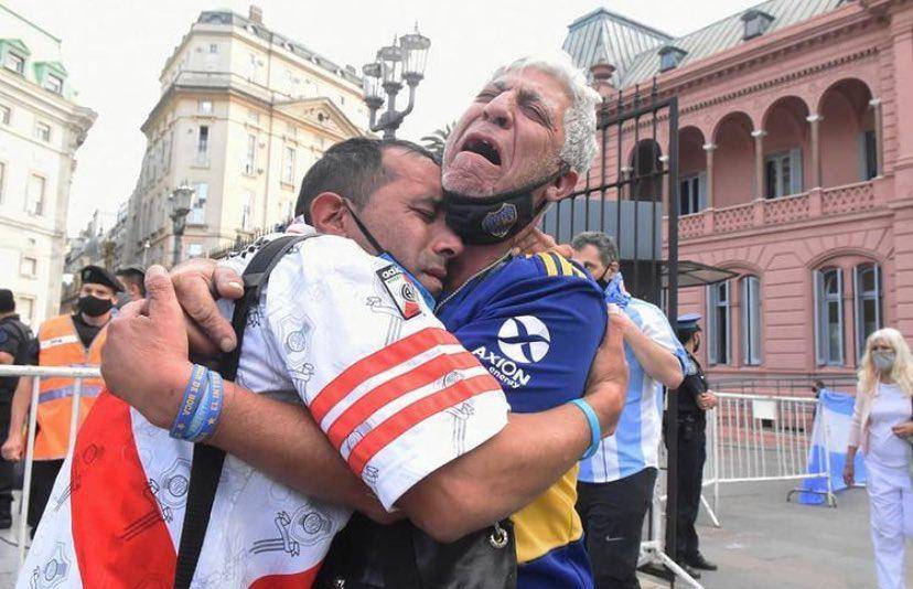 全球哀悼老马:总统府哭声一片,巴萨降半旗,中国球迷献花_马拉多纳