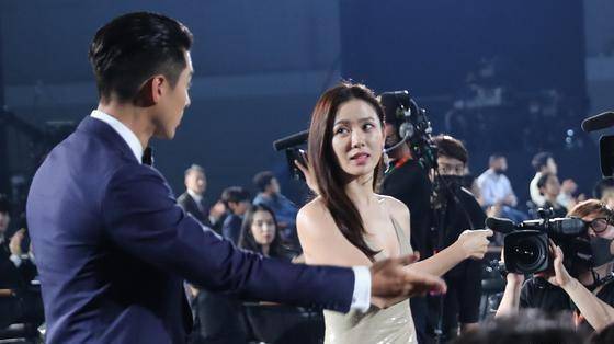 玄彬孙艺珍同台领奖,刻意避嫌无交流,谁注意到d社举动?