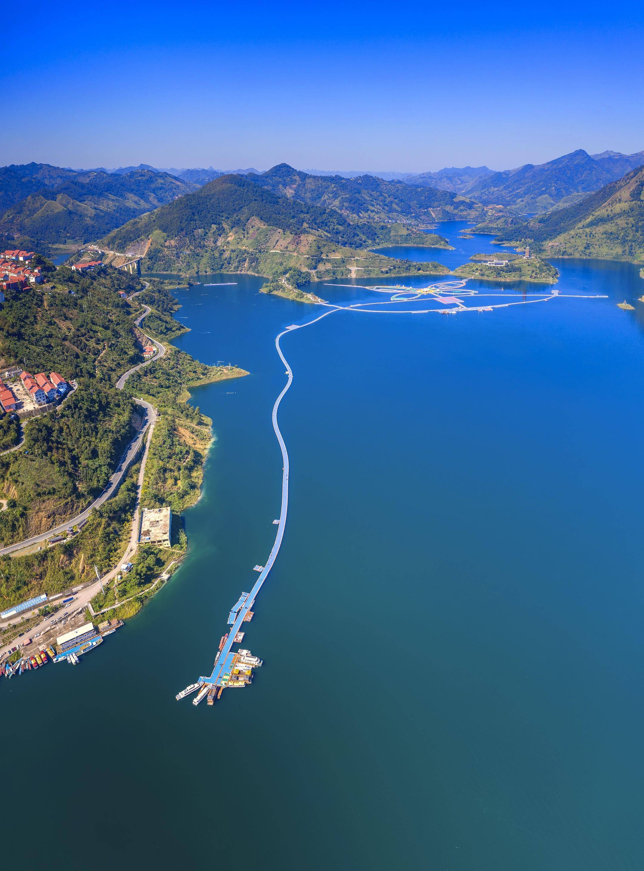 沿着红水河继续往上,可以去到一个巨大的库区:红水河库区的龙滩水电站