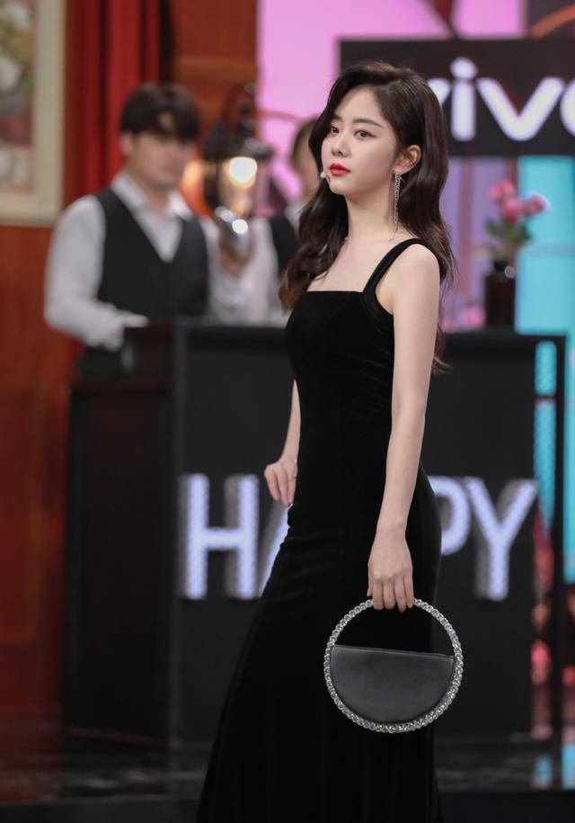 谭松韵罕见换风格,穿黑色复古裙配大波浪,气质改变不少_裙子_曲线