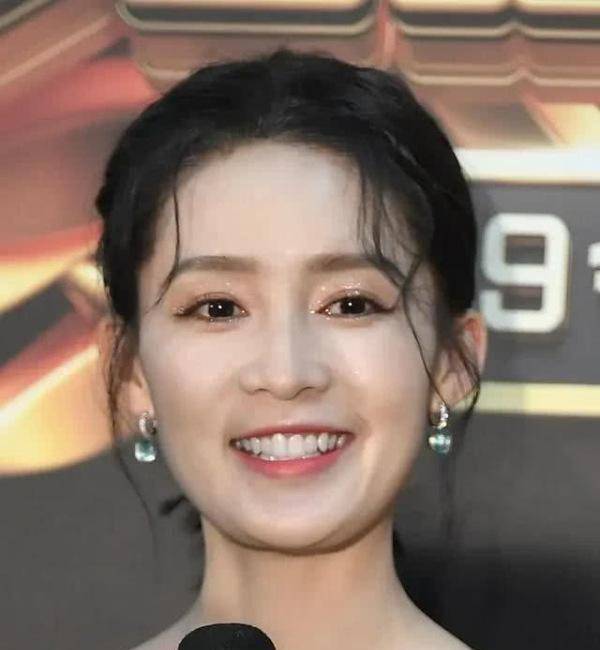 不过不到九十斤的李沁,从这张照片来看竟然有一点双下巴,也不知道是