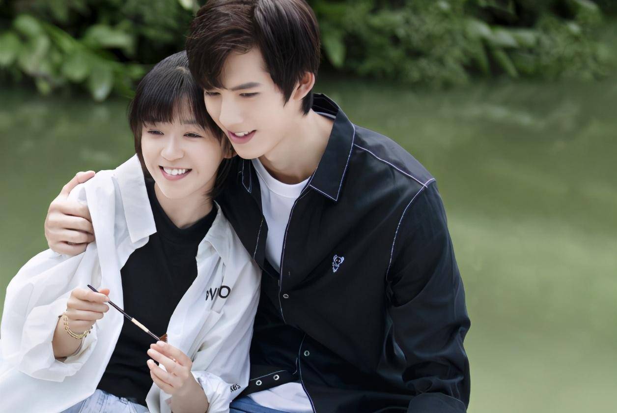 然后就来看看由宋伊人和邓超元主演的甜宠剧《我凭本事单身》,该剧