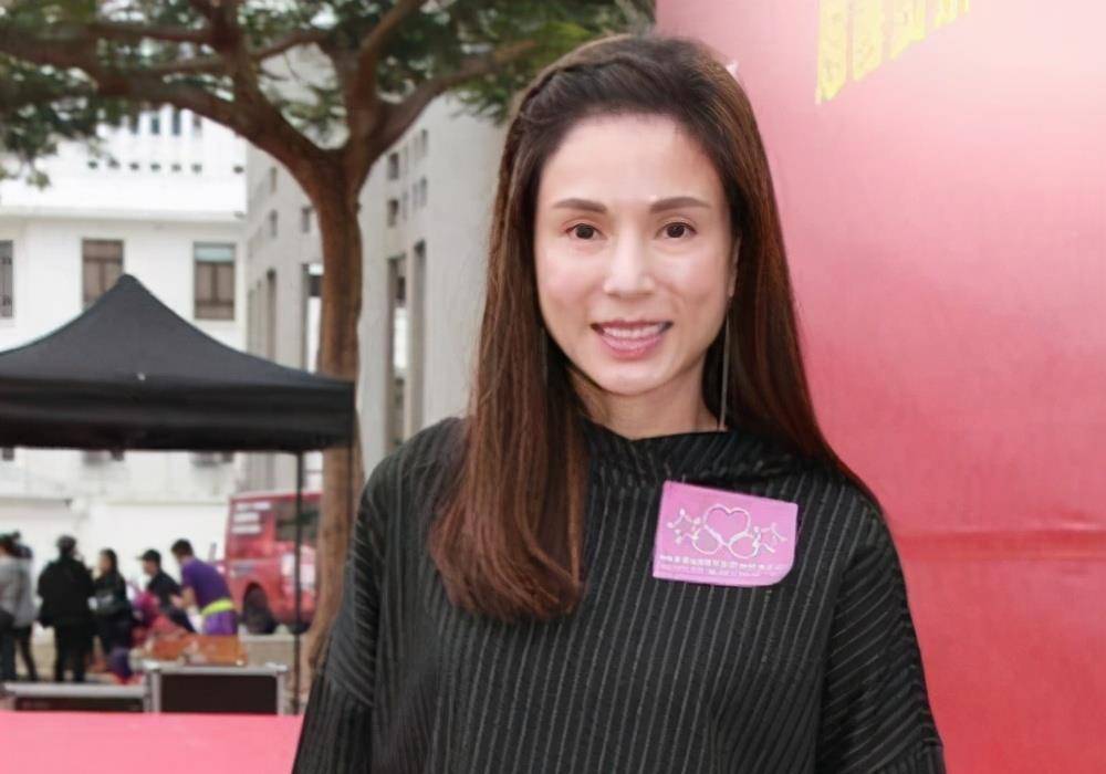 54岁李若彤无滤镜照片曝光,皮肤状态令人心疼,老了依旧有气质_时尚