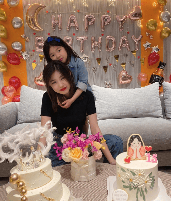 汪峰的第一任妻子是四川的一名主持人齐丹,在分手后,34岁的汪峰又和18