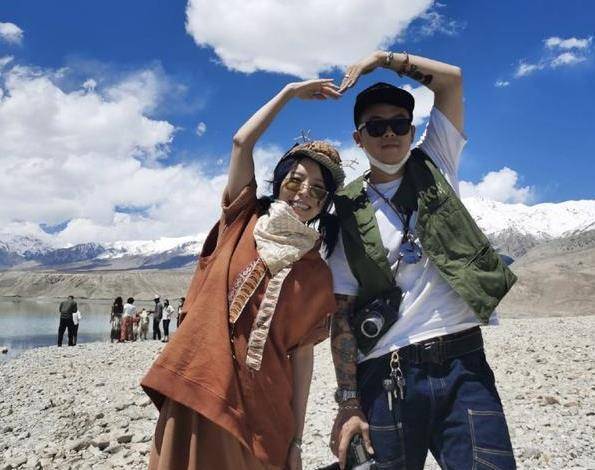 黄雅莉晒与老公同框照,庆祝两人17年的爱情,举止亲昵恩爱如初_王皓