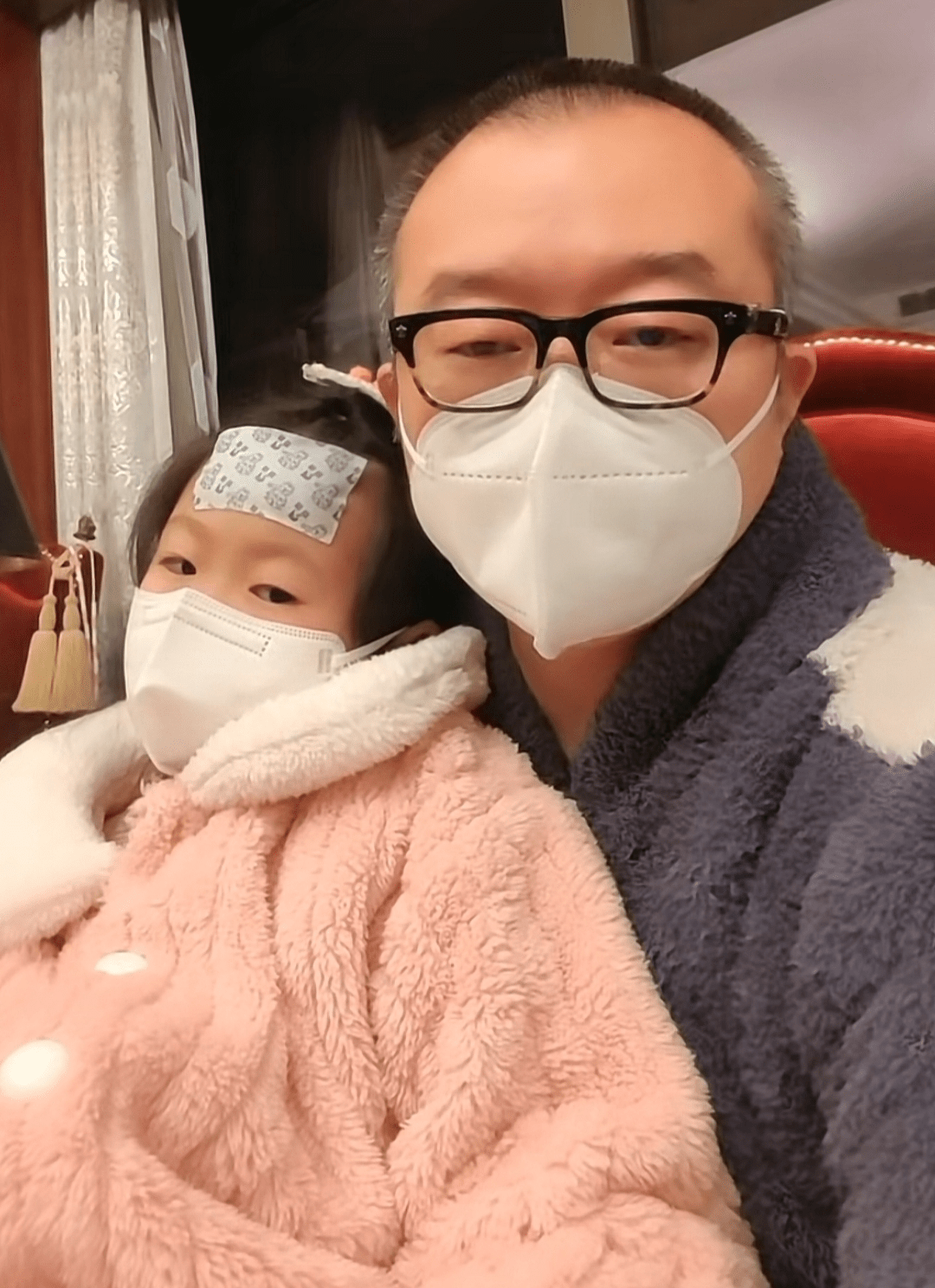 演员徐海为也没能躲过疫情,他头疼欲裂浑身酸胀,睡在床上敷着毛巾