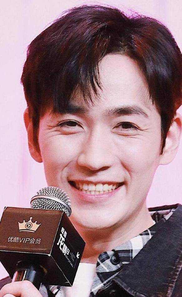 朱一龙不是才30岁吗?这鱼尾纹这褶子.网友说:新一代褶王.