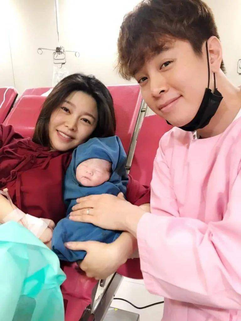 36岁女星顺利诞小公主喜迎第四胎,出镜待产痛足22小时_白家绮_老公
