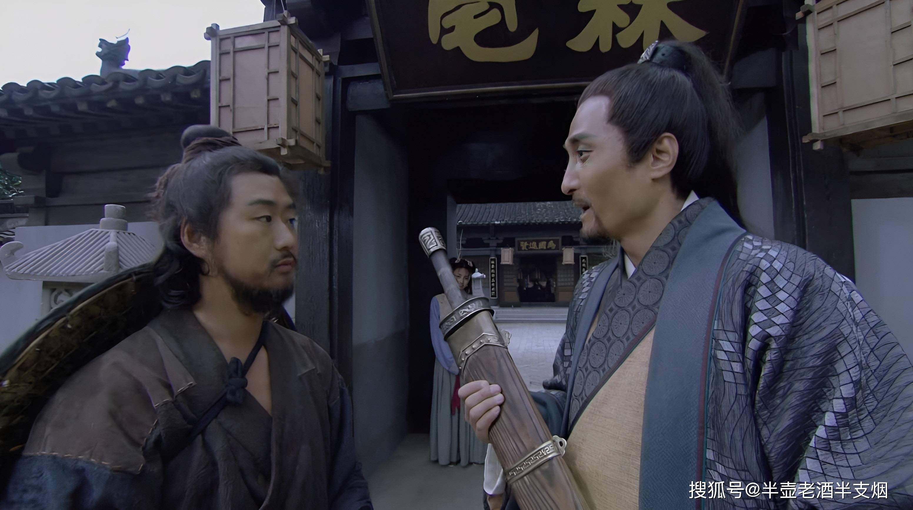 禁军中,像林冲那个级别的教头是个位数的,操刀鬼曹正说林冲是"都教头"