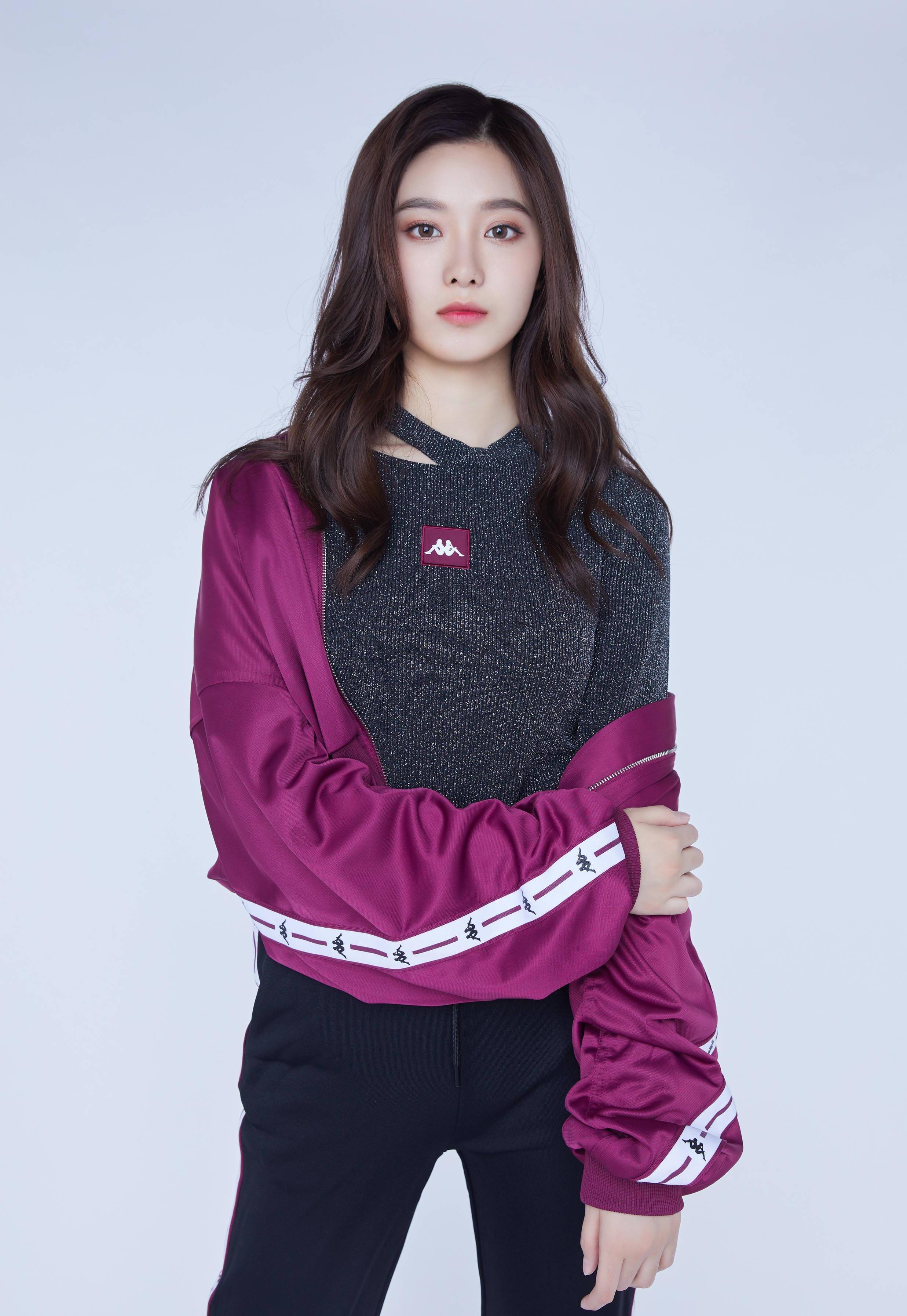 有着小香肩的徐艺洋似乎很喜欢心机小镂空秀肩,这样的设计不像抹身材