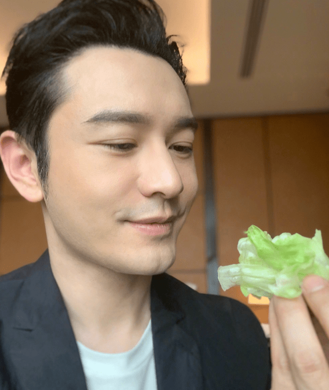 黄晓明晒自拍照花式秀恩爱,手持baby种的鸡毛菜,一脸洋洋得意_网友