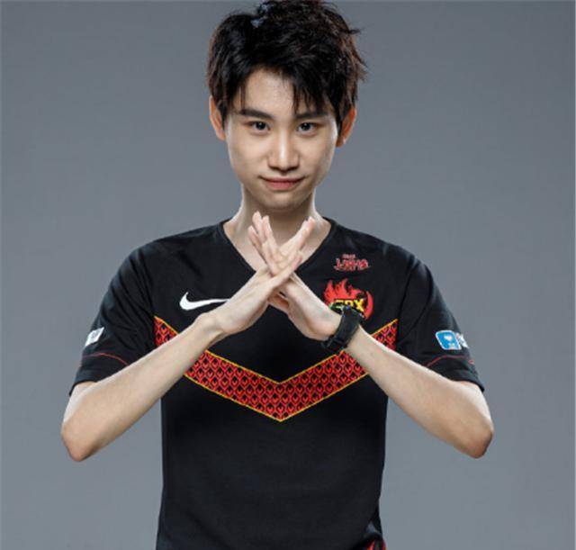 在上周六的时候fpx对阵rng的时候doinb也是一手盲僧拿到lpl联赛中的第