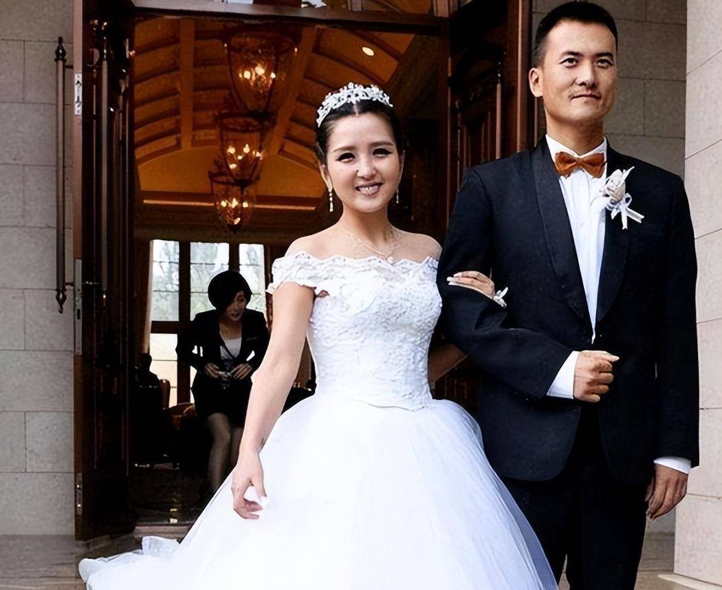 后来她又遇到了刁磊,在相处一段时间之后二人就登记结婚,何洁也是又为