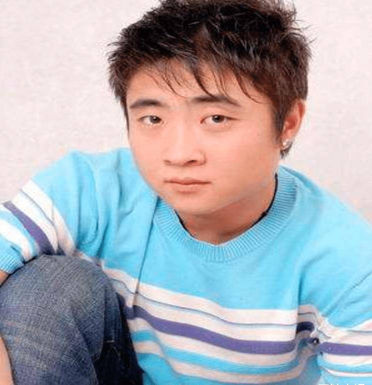 身高175cm,体重130的乔杉,昂首阔步地走在大学校园里.