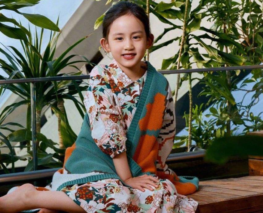 黄磊女儿拍写真上热搜,我却注意到7岁的妹妹,好漂亮_孙俪平_气质_多多
