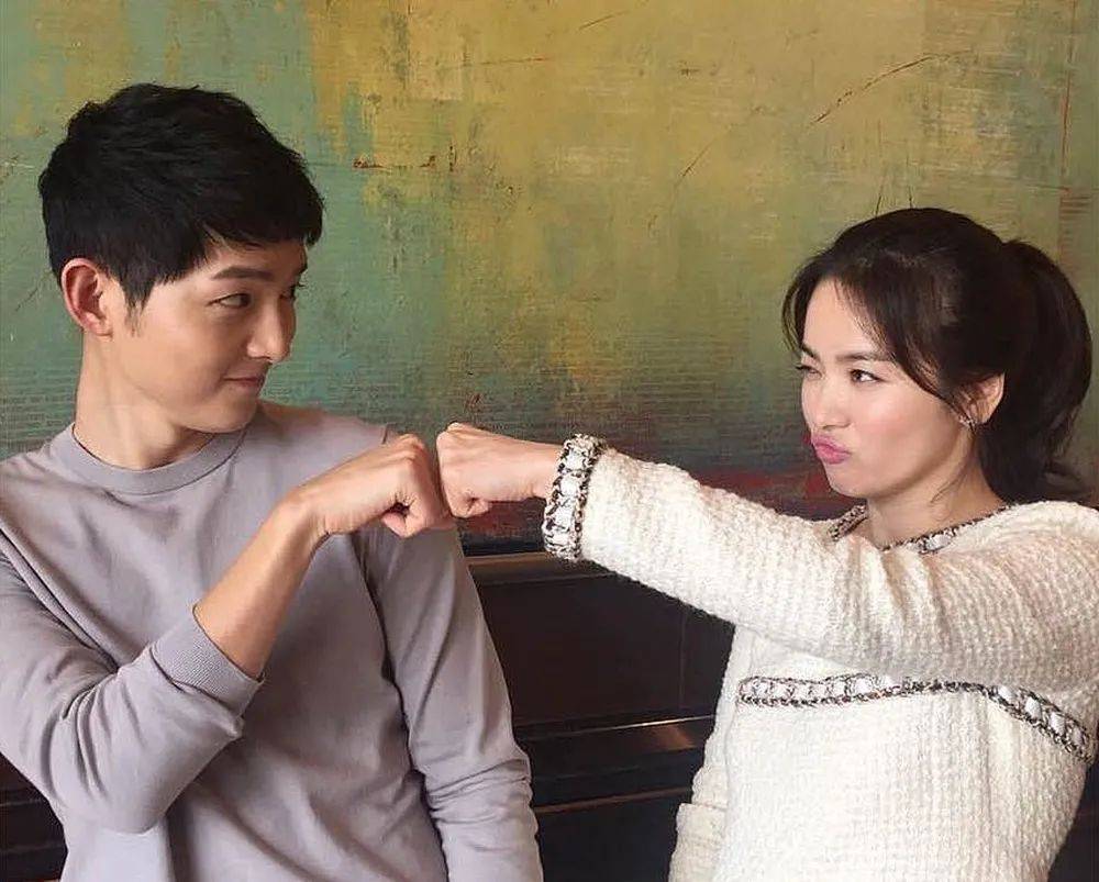 37岁宋仲基公布新恋情,女友比他大1岁,现为私人英语老师_宋慧乔_交往