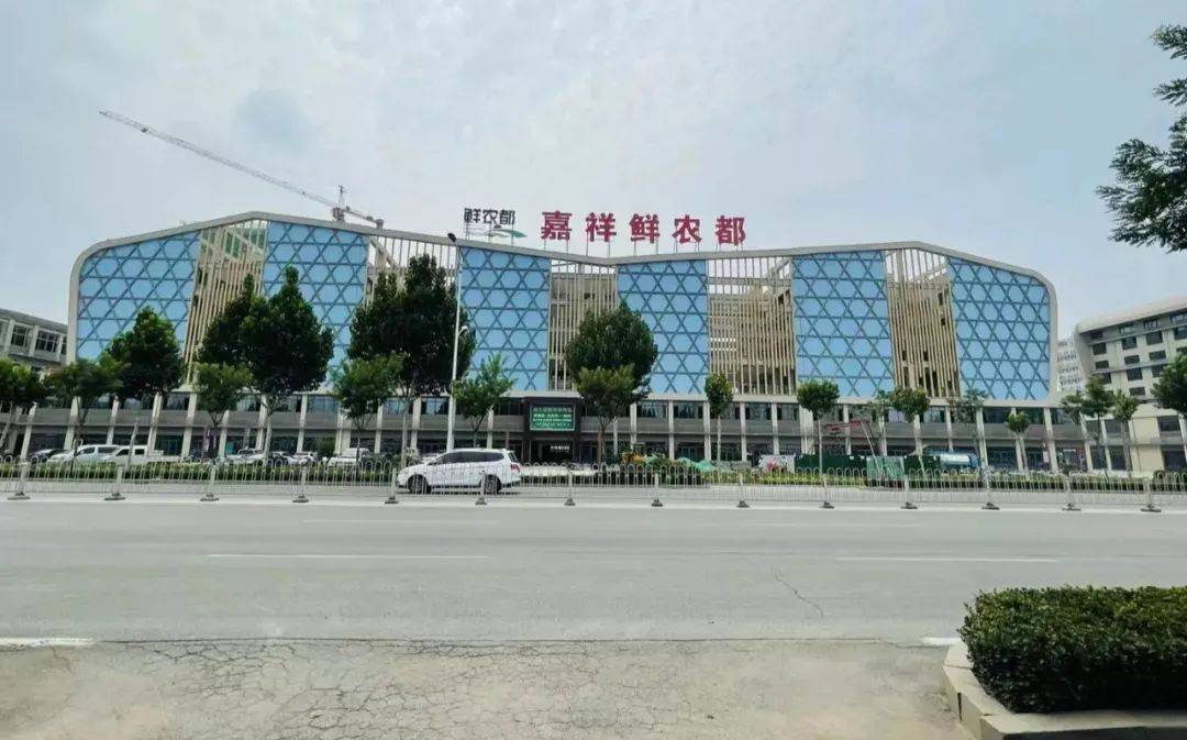 嘉祥大型商业中心鲜农都仅一路之隔,北邻西关大集市场,东边正信购物