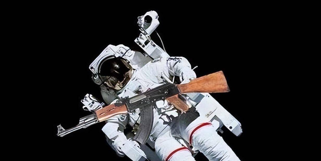 苏联宇航员带枪图片
